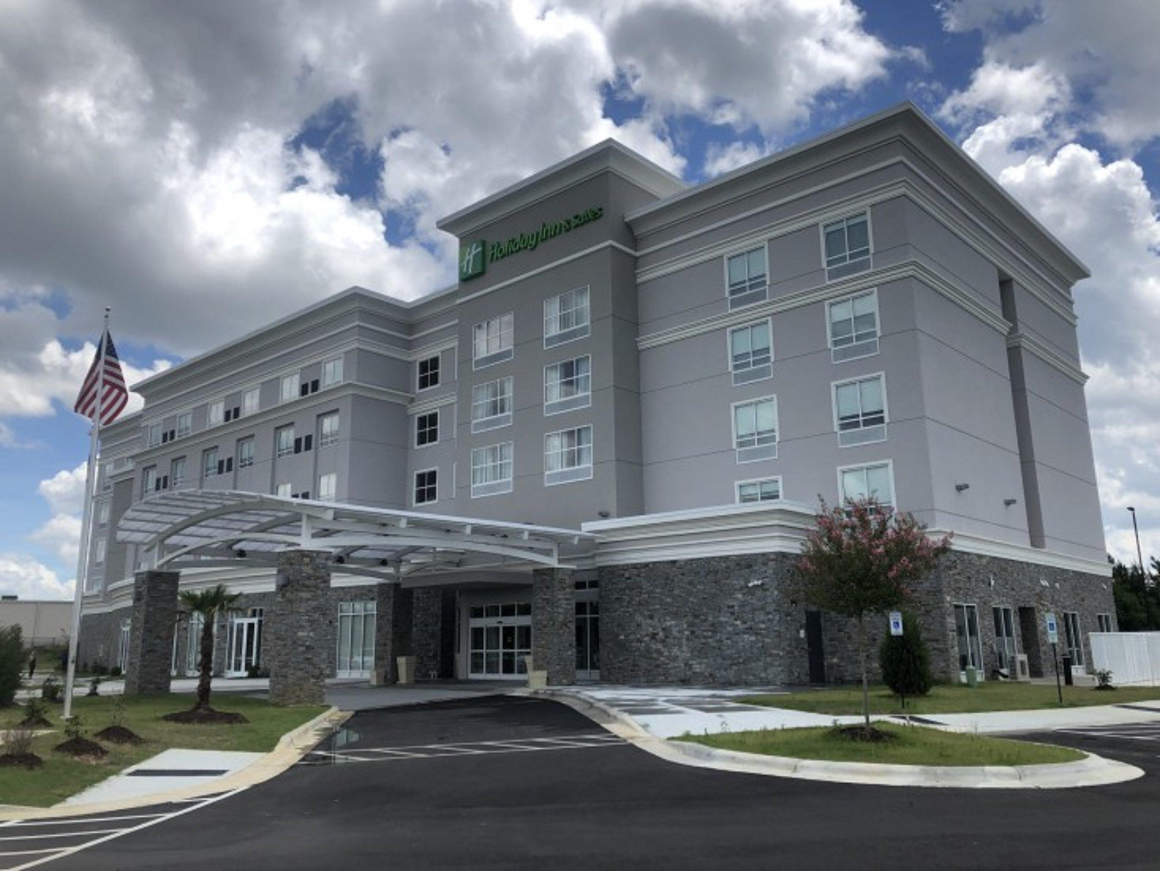 Holiday Inn & Suites - Fayetteville W-Fort Bragg Area By Ihg Exterior photo