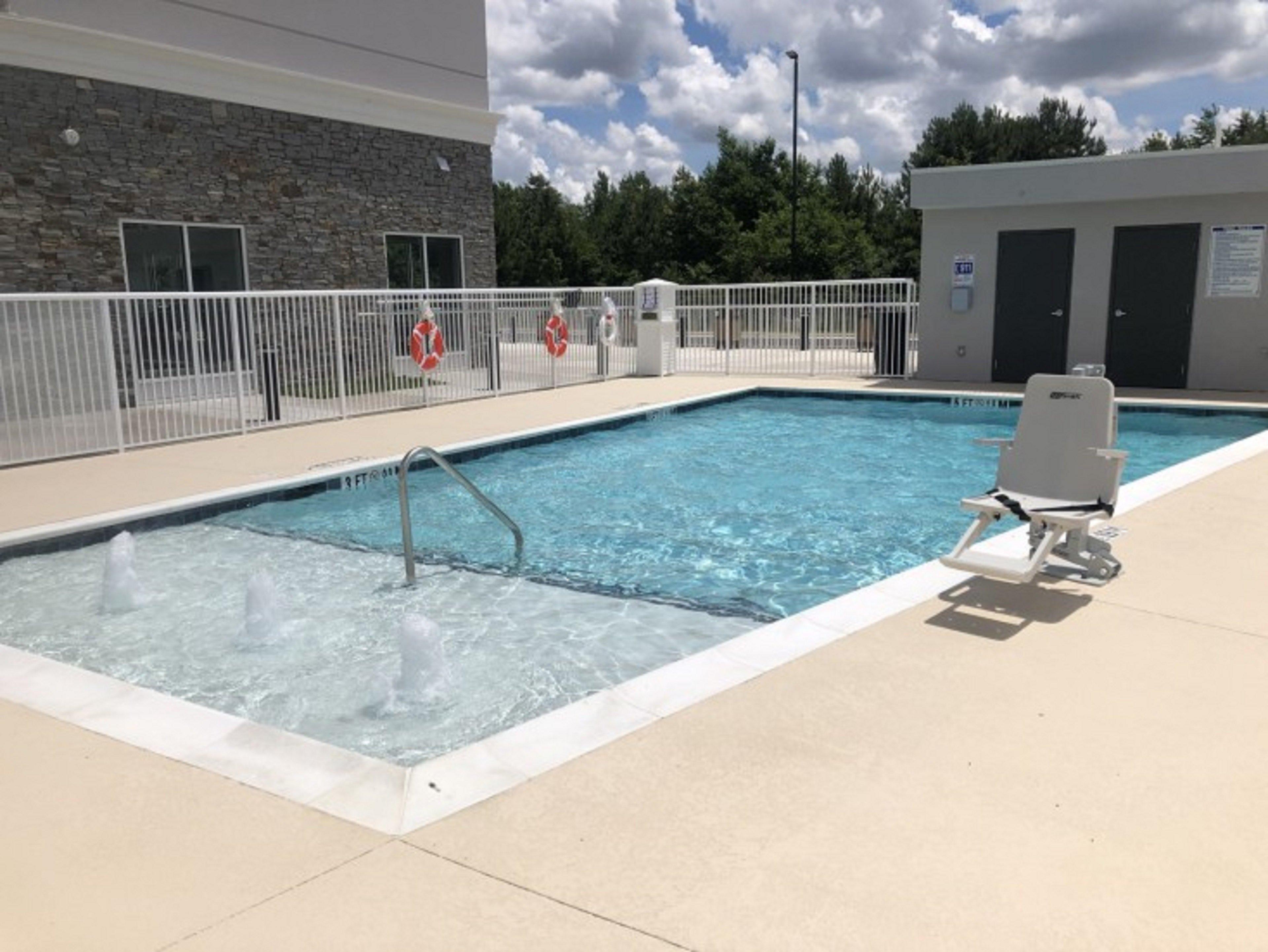Holiday Inn & Suites - Fayetteville W-Fort Bragg Area By Ihg Exterior photo